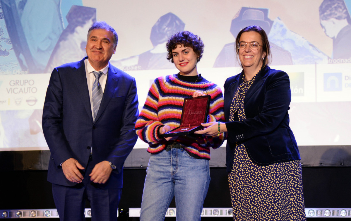 Eva Saiz, mejor corto nacional, con Angelés Armisén Diputación y Juan Miguel Gabaldón Gullón