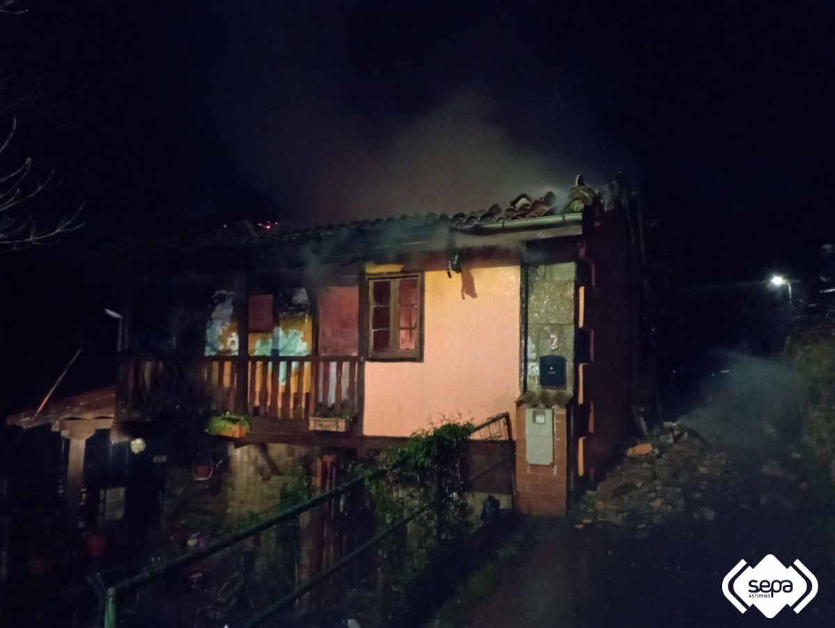 2021.12.17 INCENDIO URBANO LANGREO