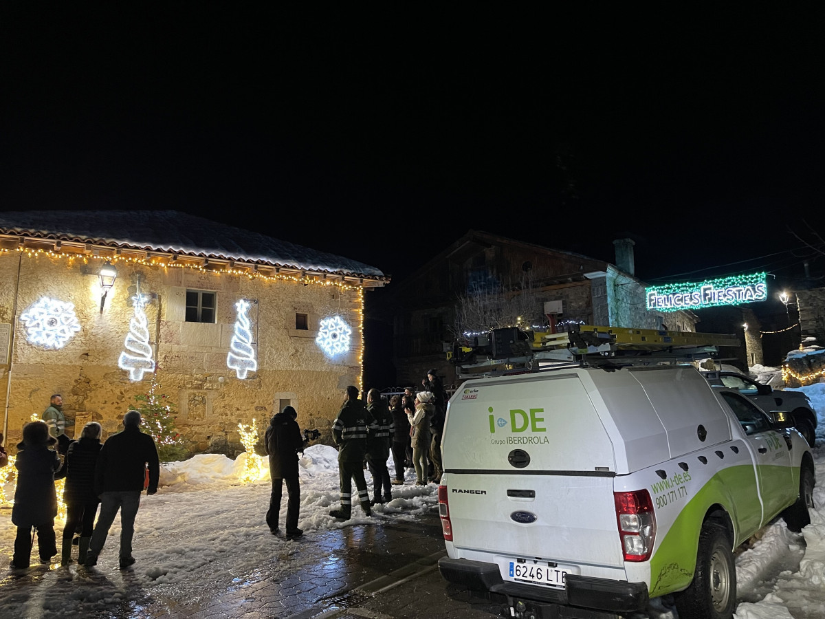 2021 12  La brigada i DE Cistierna de Iberdrola ilumina la Navidad