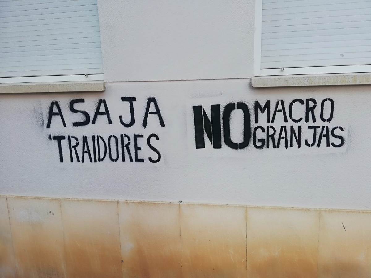 Pintada oficina asaja granjas porcino 2