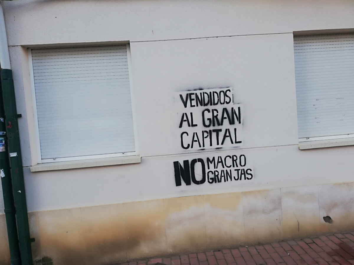 Pintada oficina asaja granjas porcino 1