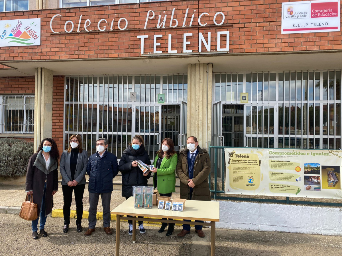 Entrega material CEIP Teleno