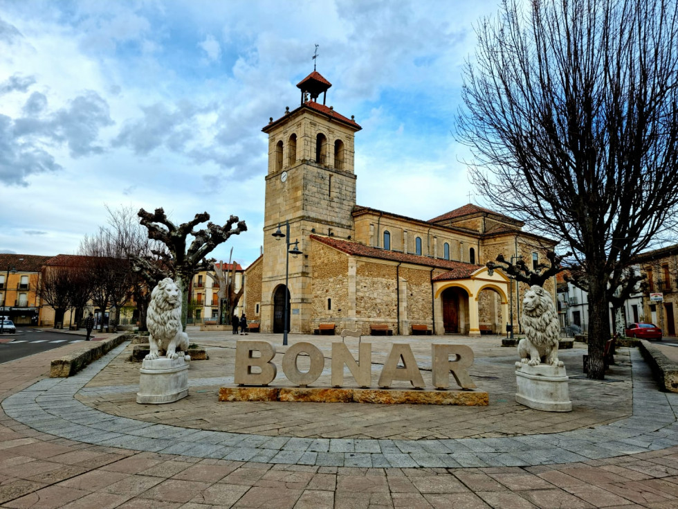 Plaza del negrillon boñar abril 2022 3 letras