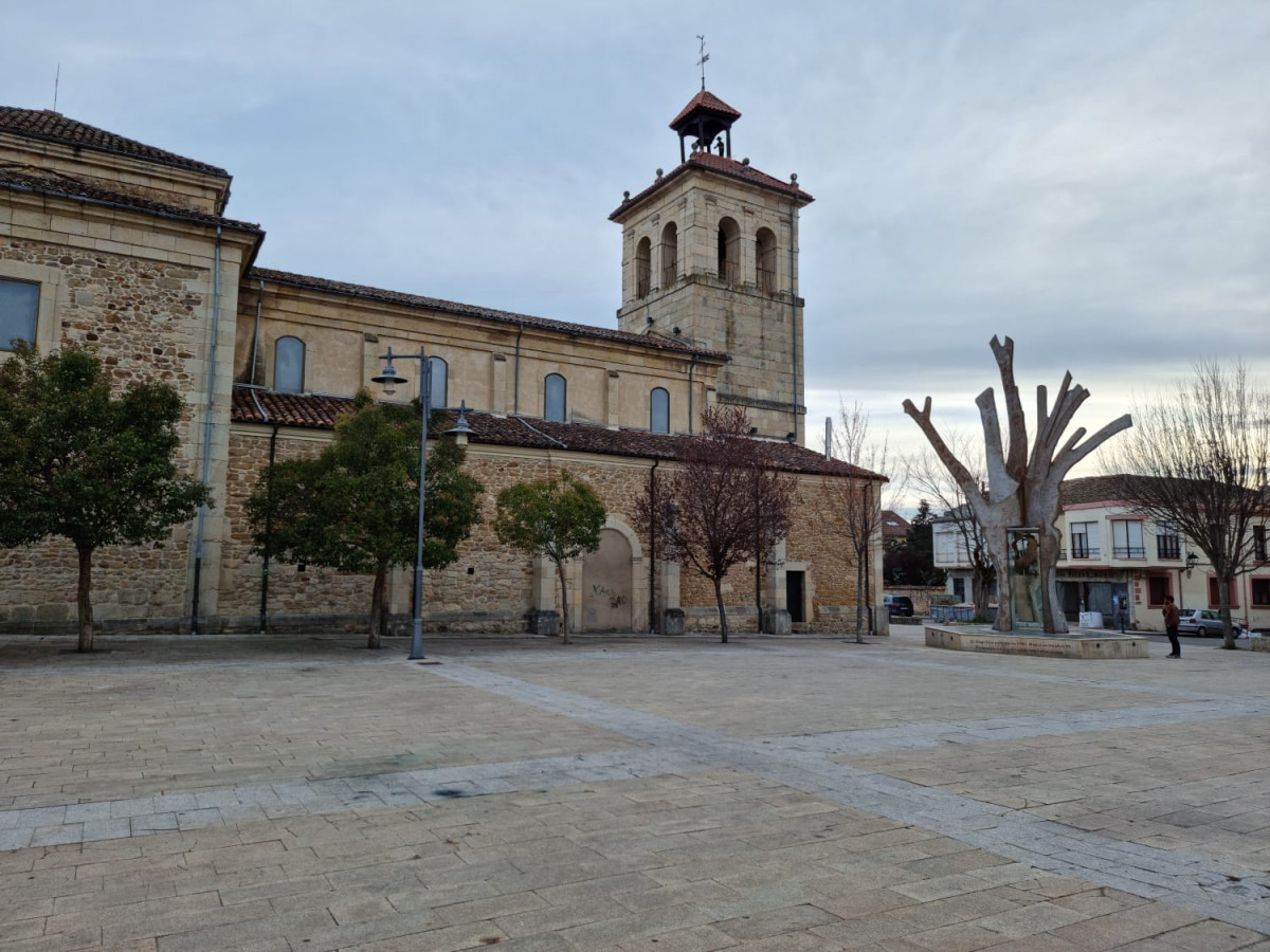 Plaza del negrillon boñar abril 2022 1