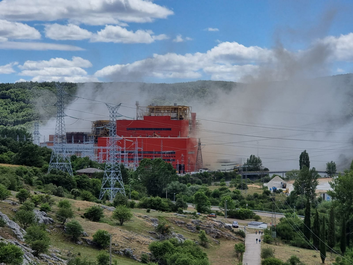 Demolicion chimenea central velilla