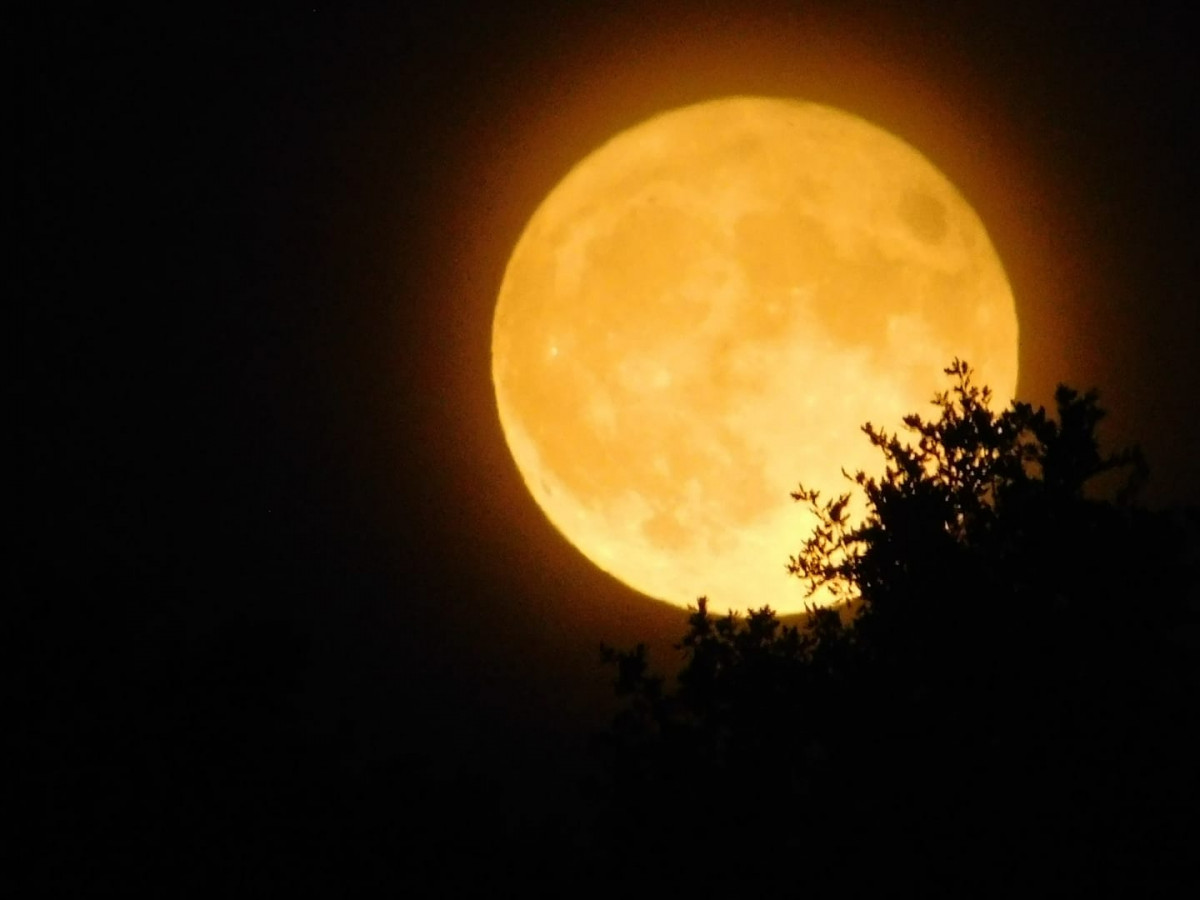 IMÁGENES/ Así fue la impresionante Superluna del Ciervo vista desde la Montaña Leonesa