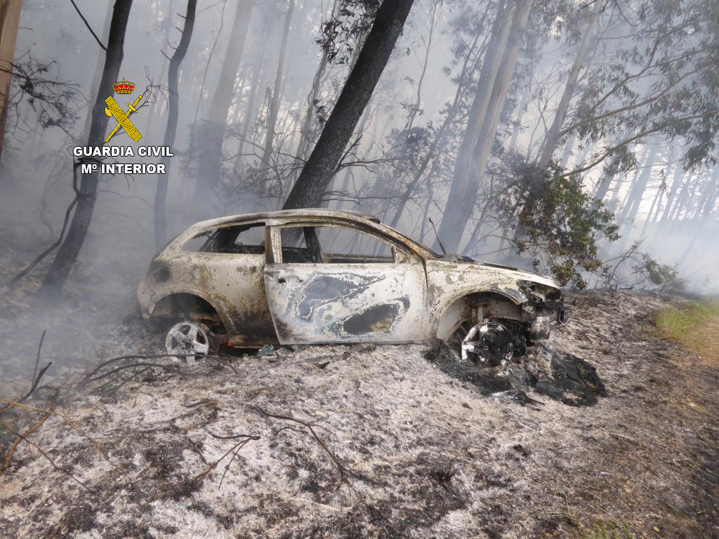 220726 OP. Mystace robos con fuerza. Vehu00edculo calcinado e incendio forestal