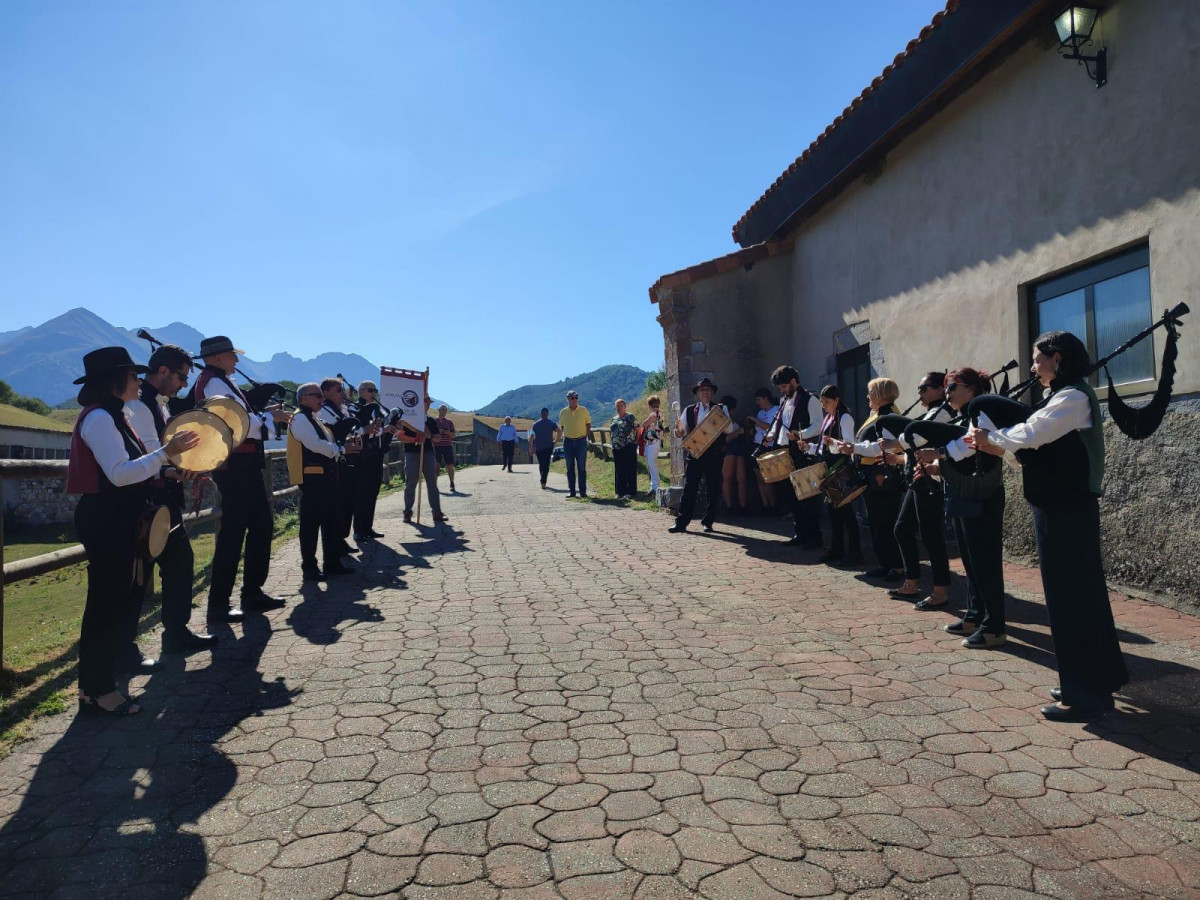 Grupo zarzagan homenaje mayores acebedo