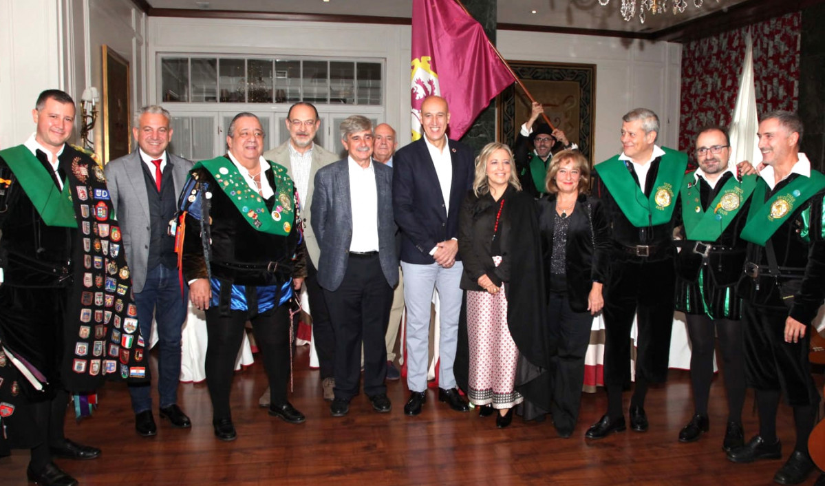 Representantes de la Tuna de la ULE con el Rector, el Alcalde, la madrina y otras autoridades