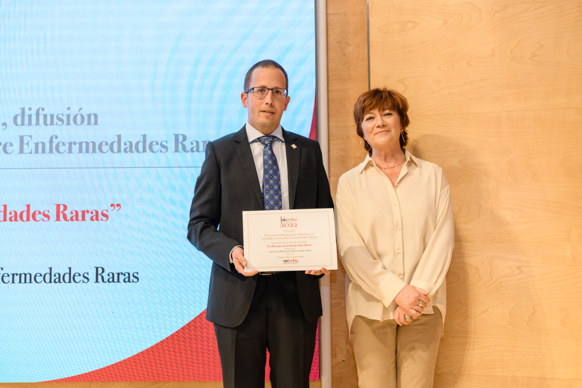 En Ruta por las Enfermedades Raras, representada en su Presidente, recibe el premio