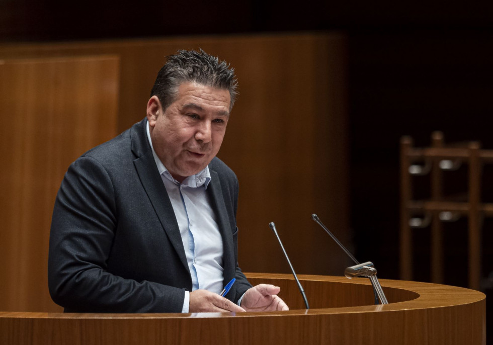 El portavoz de UPL en las Cortes de Castilla y León, Luis Mariano Santos, en el debate de la enmienda a la totalidad de los PGC