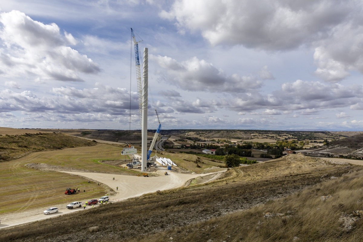 Iberdrola instalando el primer aero del complejo eólico Herrera II Burgos en 2020