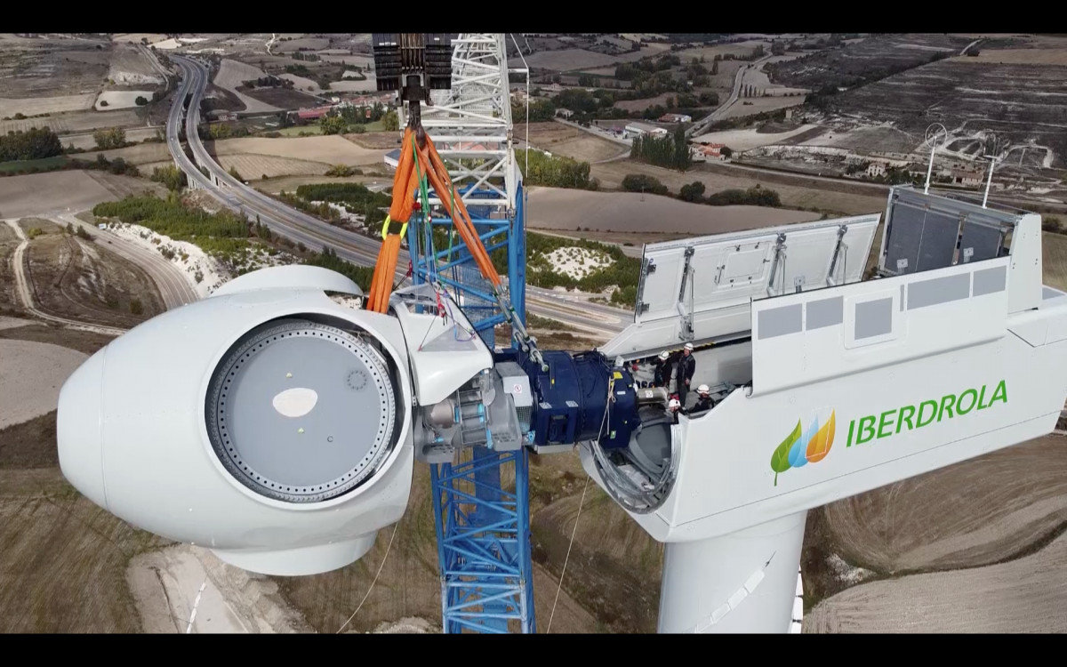 Imagen de la instalación del primer aero del complejo eólico Herrera II Burgos