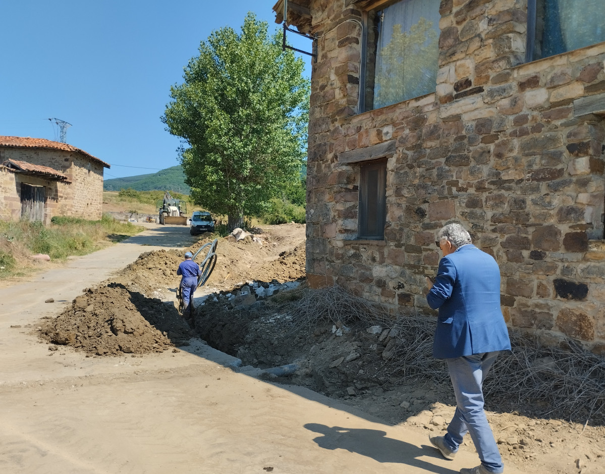 Obras red de abastecimiento santa maria de nava (2)