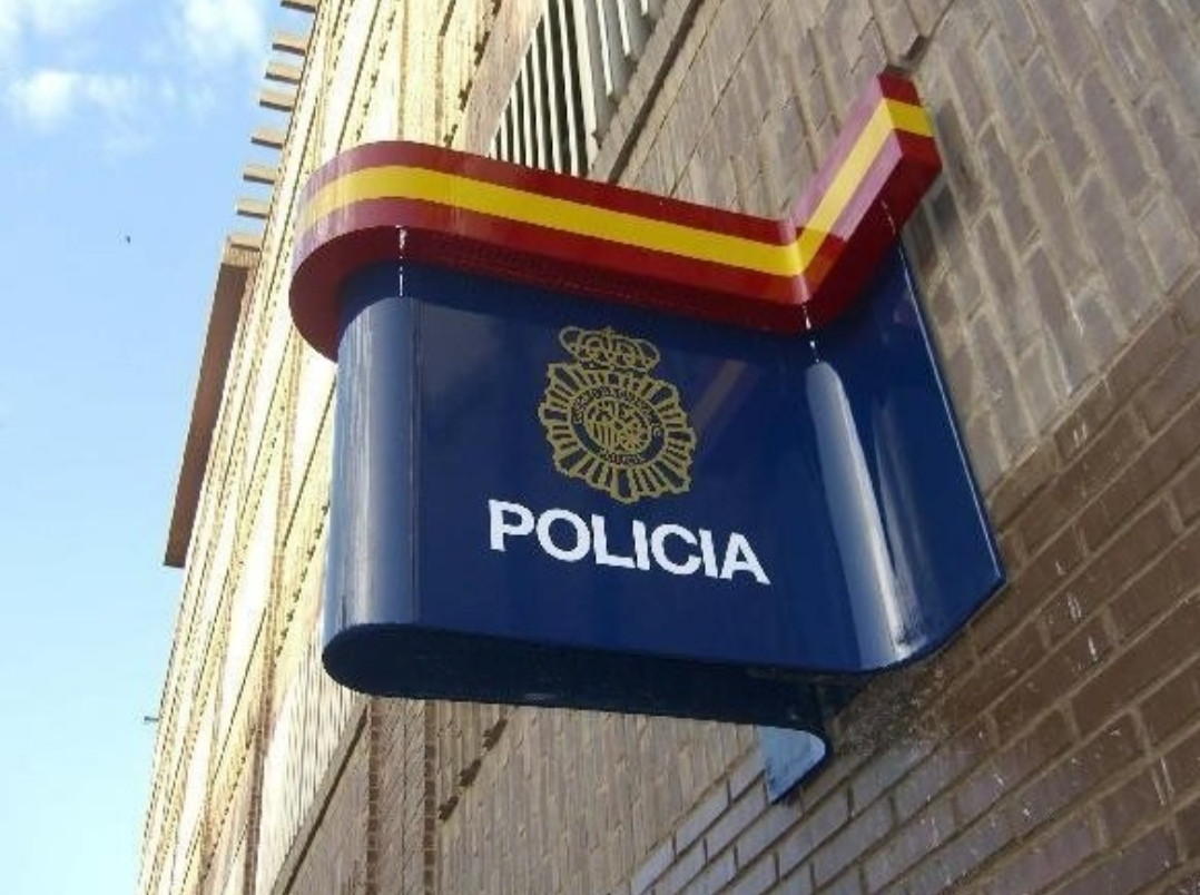 CARTEL POLICIA LETRERO
