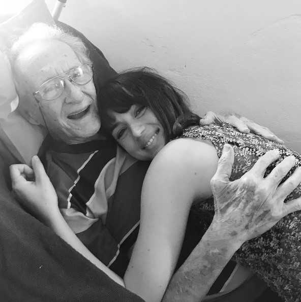 Ana de Armas con su abuelo leonu00e9s, Adolfo Caso