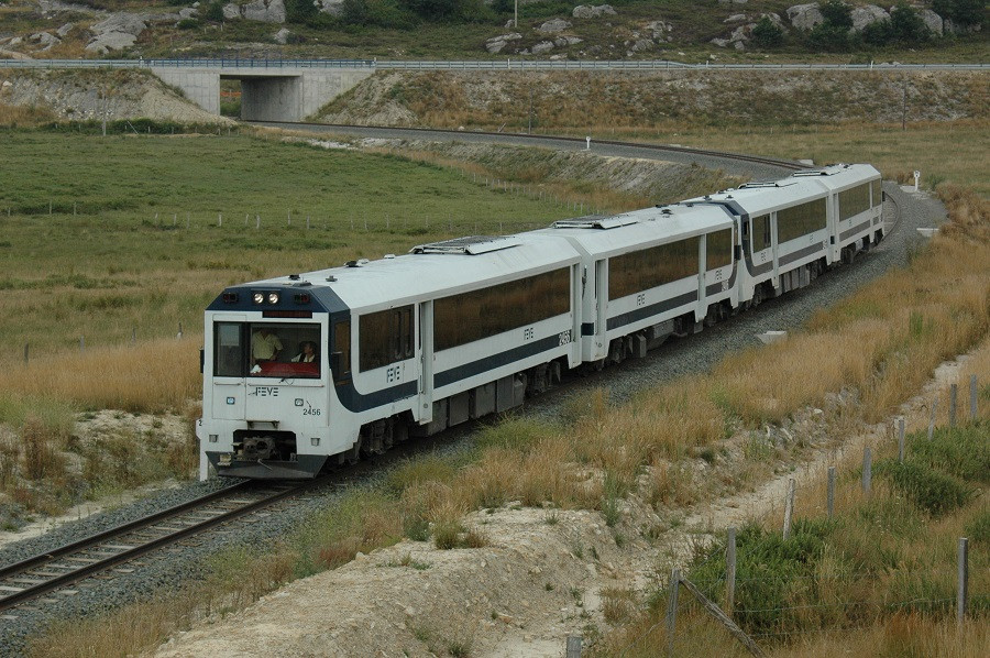 Tren serie 2400 FEVE