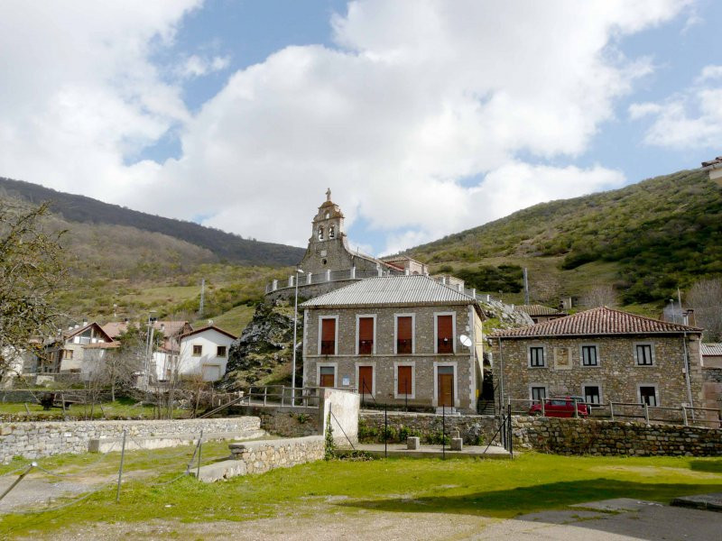 Espadaña iglesia san adriano cofiñal