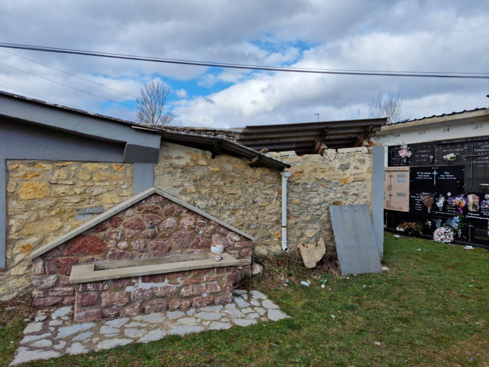 Estado de abandono y suciedad en el Cementerio Municipal 1
