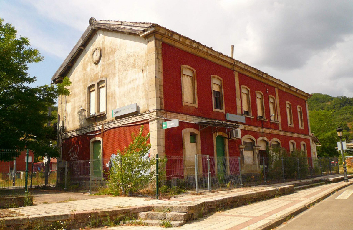 Proyecto ITJ pola de gordon estacion de tren albergue