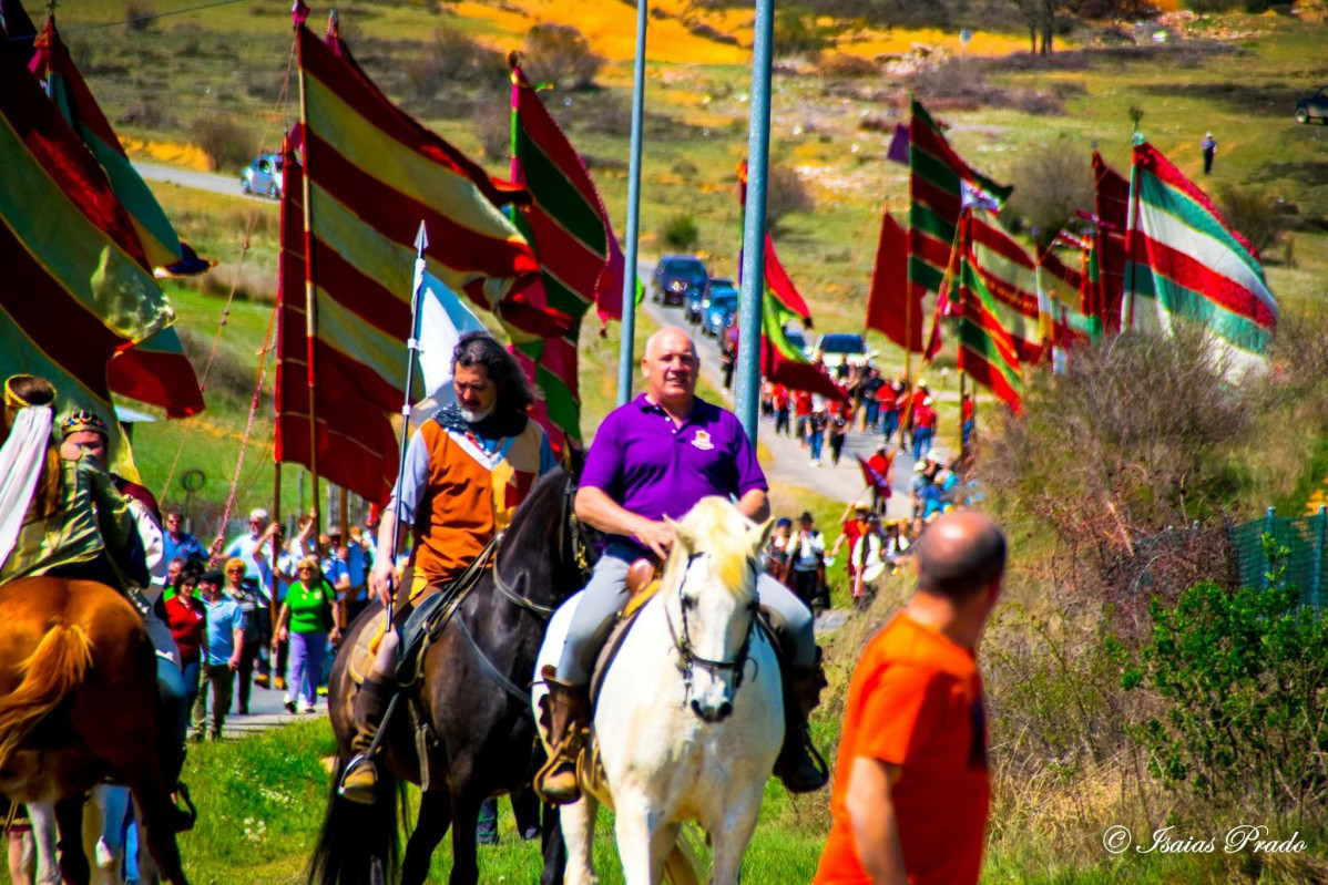 Desfile pendones almanza feria medieval