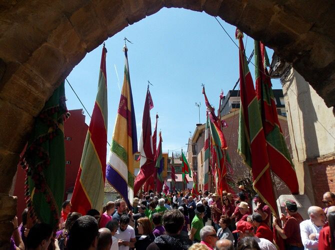 Desfile pendones almanza feria medieval (2)