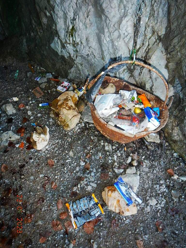 Basura en la cueva de la vieja del monte riau00f1o