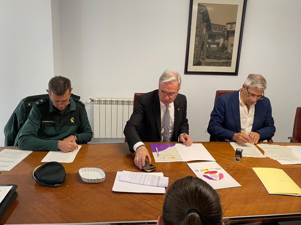 Firma protocolo guardia civil palencia y ayto guardo (4)