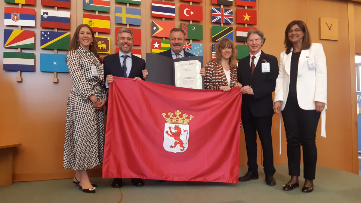 Delegaciu00f3n leonesa con la acreditaciu00f3n y SIPAM y bandera de Leu00f3n