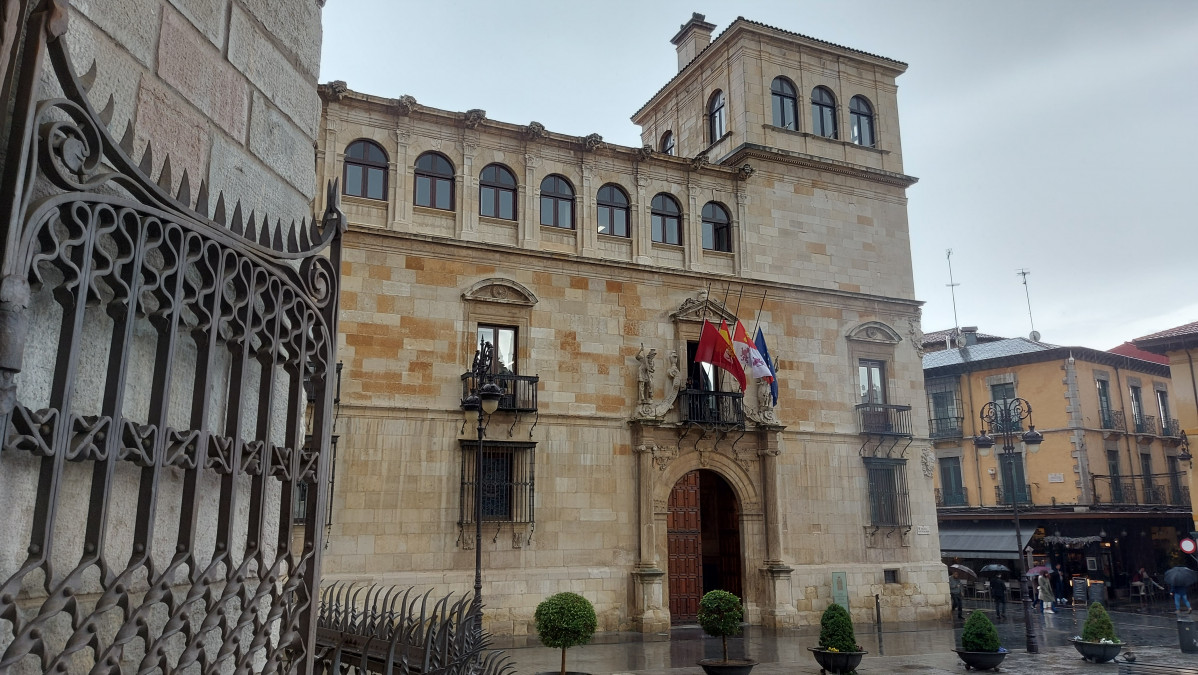 BANDERAS MEDIA ASTA diputacion leon palacio de los guzmanes