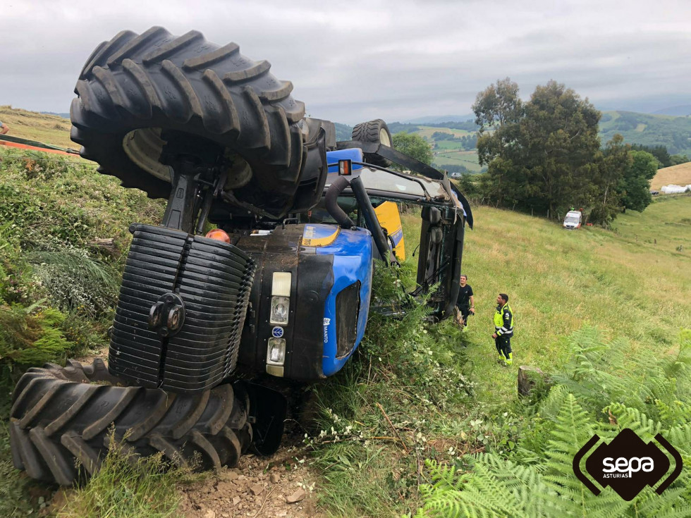 2023.06.25 ACCIDENTE TRACTOR EN ALLANDE3