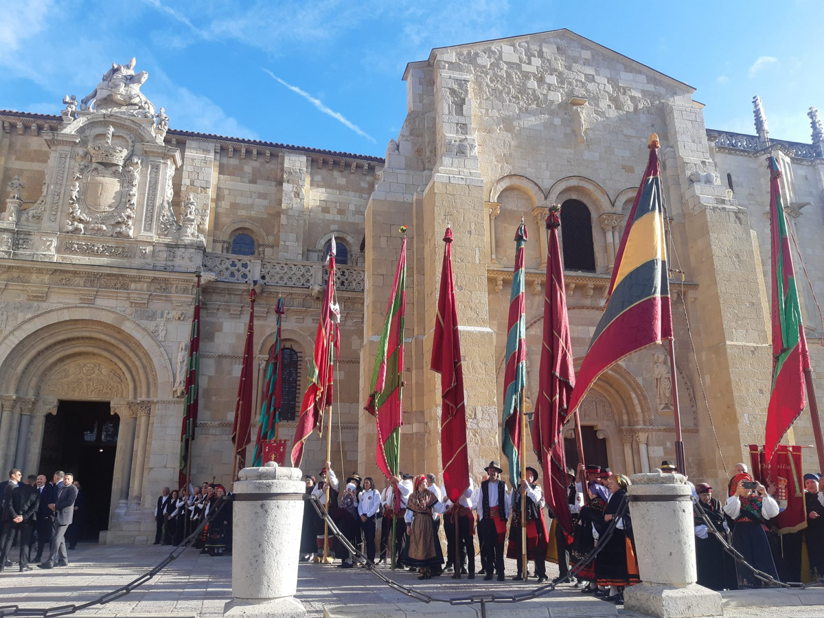 Pendones leon cumbre europea parlamentarismo rey felipe