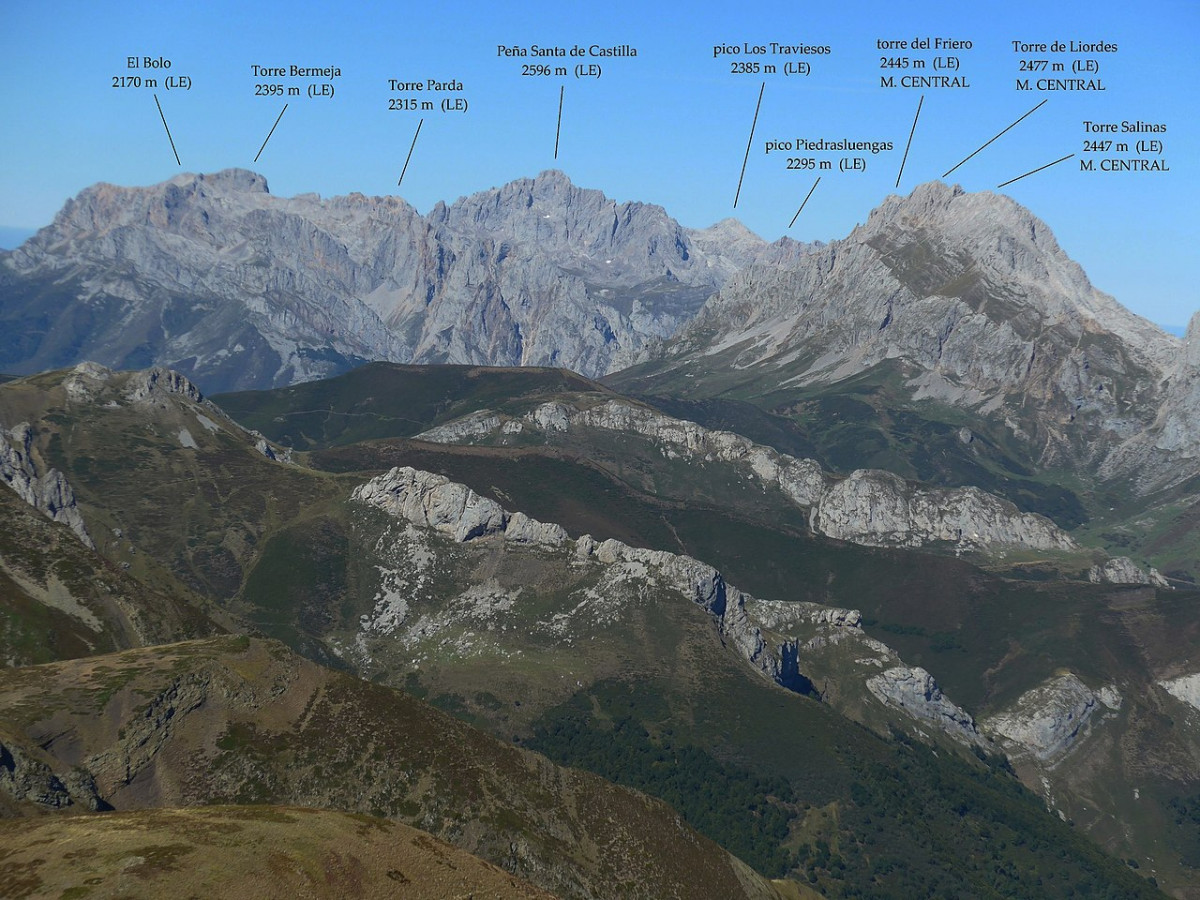 Macizo occidental Picos de Europa desde Coriscao wikipedia