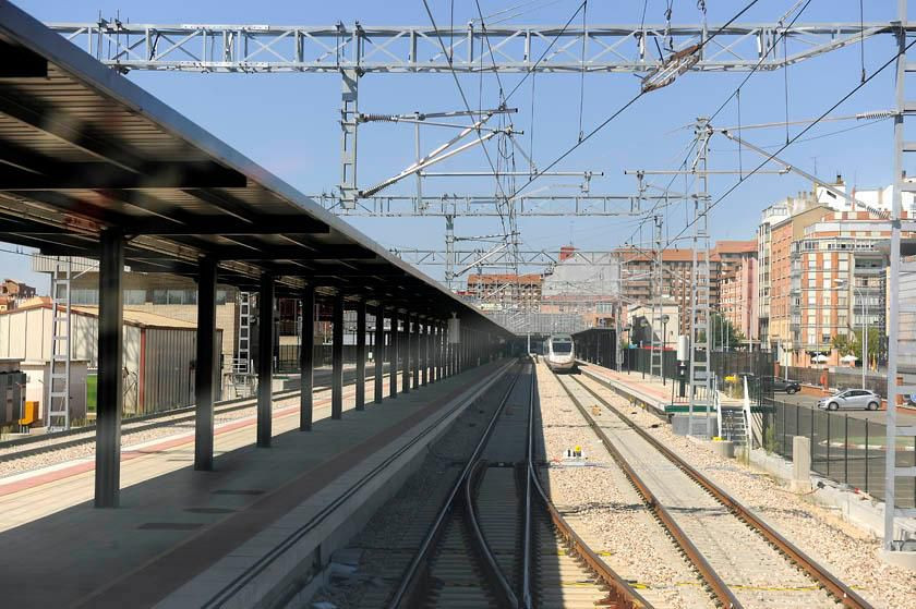 Andenes tren estacion leon