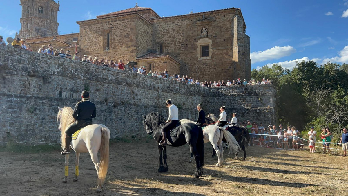 Espectaculo ecuestre romeria del veraneante 2023 (4)