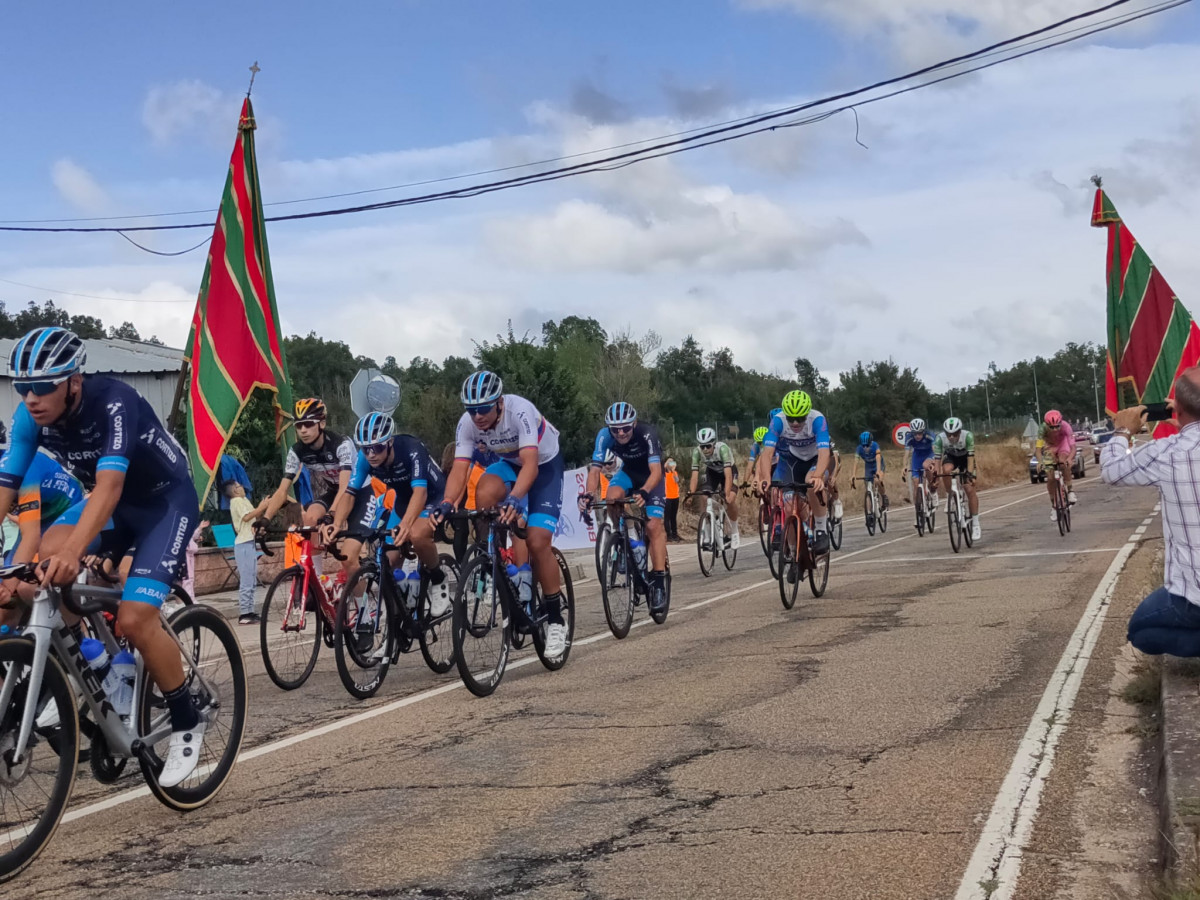 Héctor Álvarez gana en Villamanín la primera etapa de la Vuelta a los