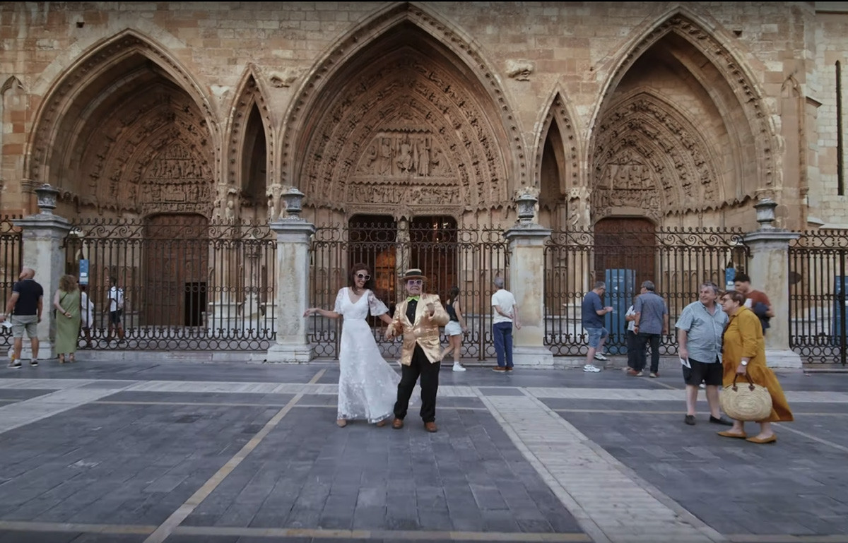 EltonJohn leon videoclip cosmetica (2)