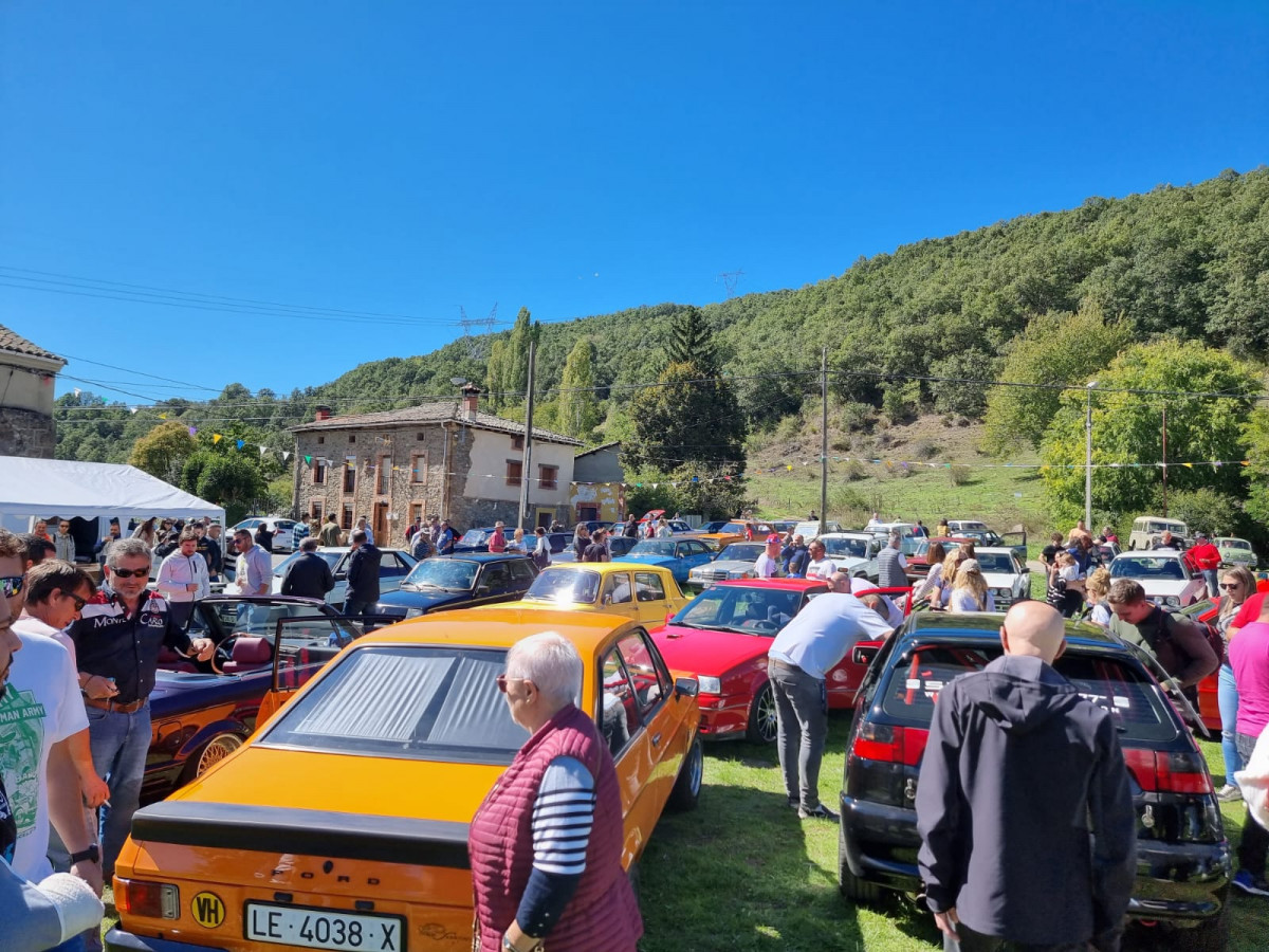 Concentraciu00f3n coches clasicos valderrueda 2023