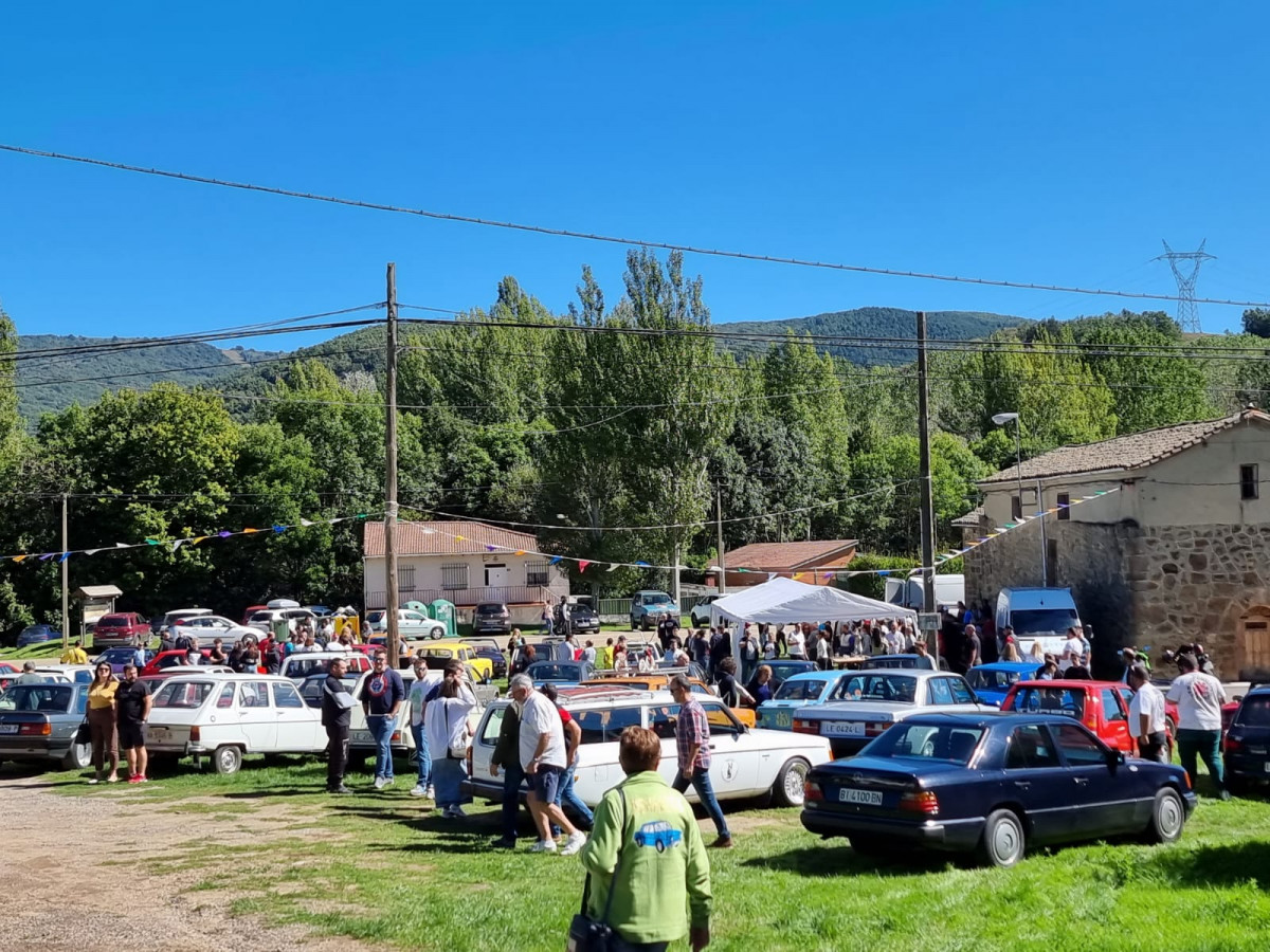 Concentraciu00f3n coches clasicos valderrueda 2023 (3)