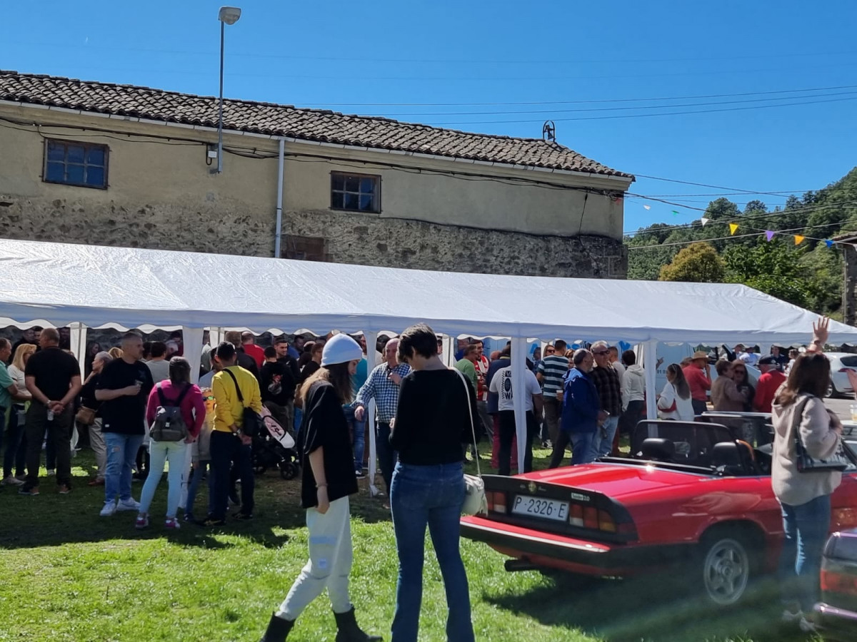 Concentraciu00f3n coches clasicos valderrueda 2023 (5)