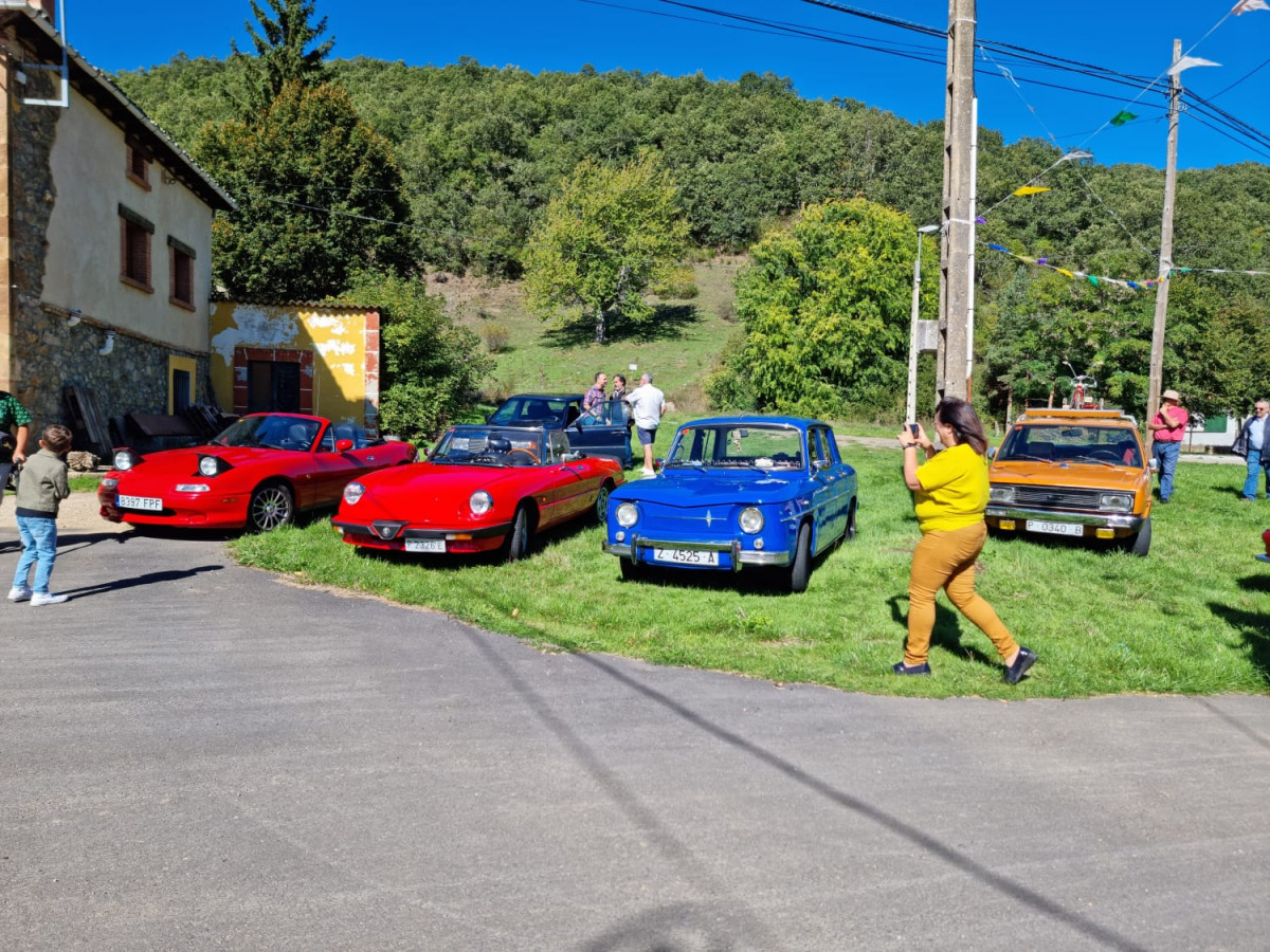 Concentraciu00f3n coches clasicos valderrueda 2023 (9)