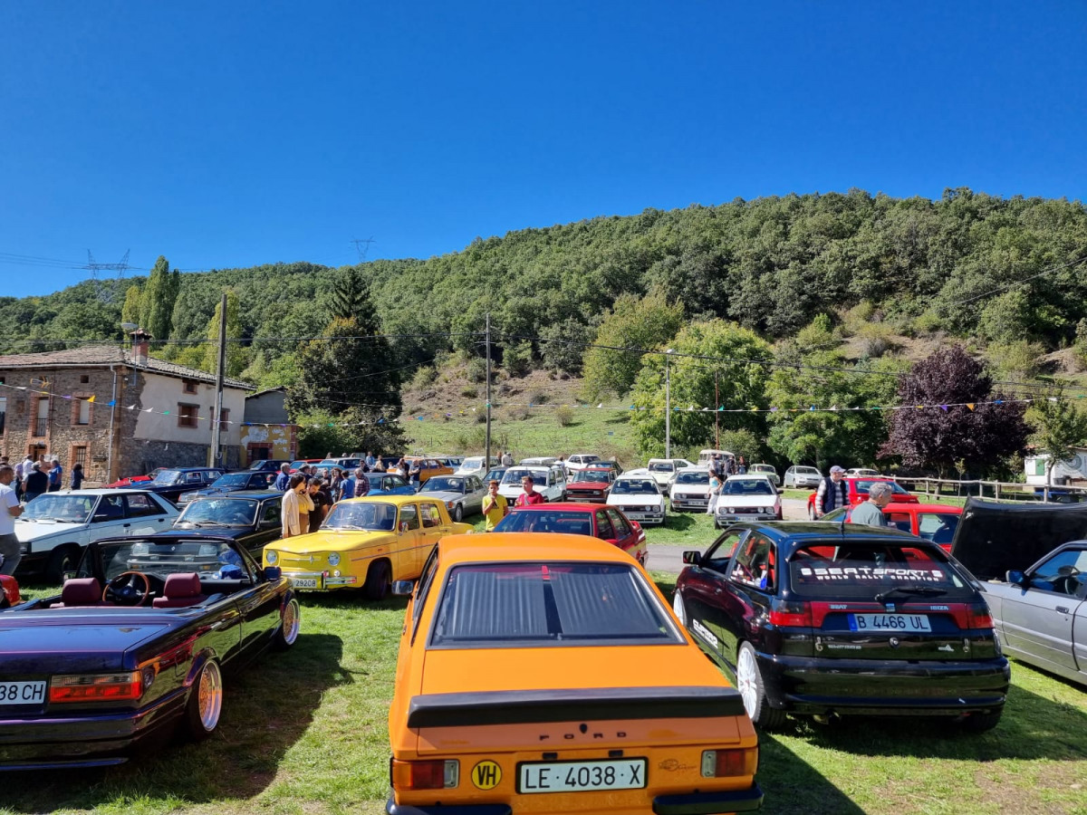 Concentraciu00f3n coches clasicos valderrueda 2023 (14)