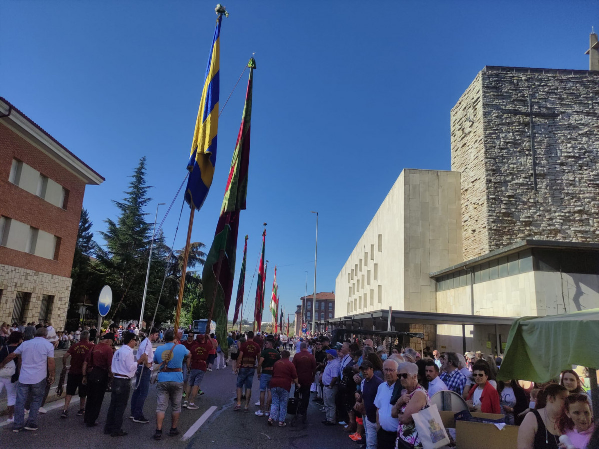 Pendones romeria san froilan la virgen 2023 (17)