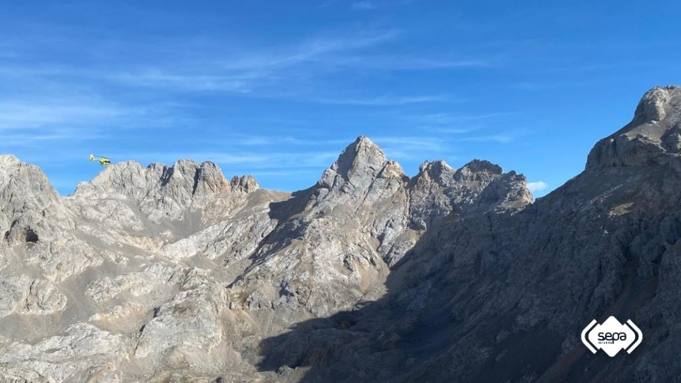 2023.10.12 RESCATE pico tesorero picos de europa HELICOPTERO EN EL PICO TESORERO