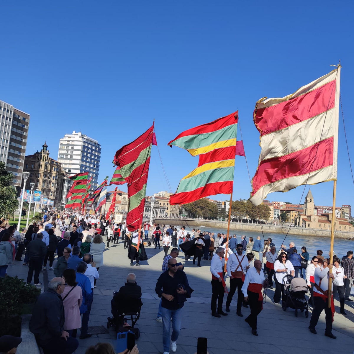 Desfile de pendones casa de leon en asturias gijon 2023