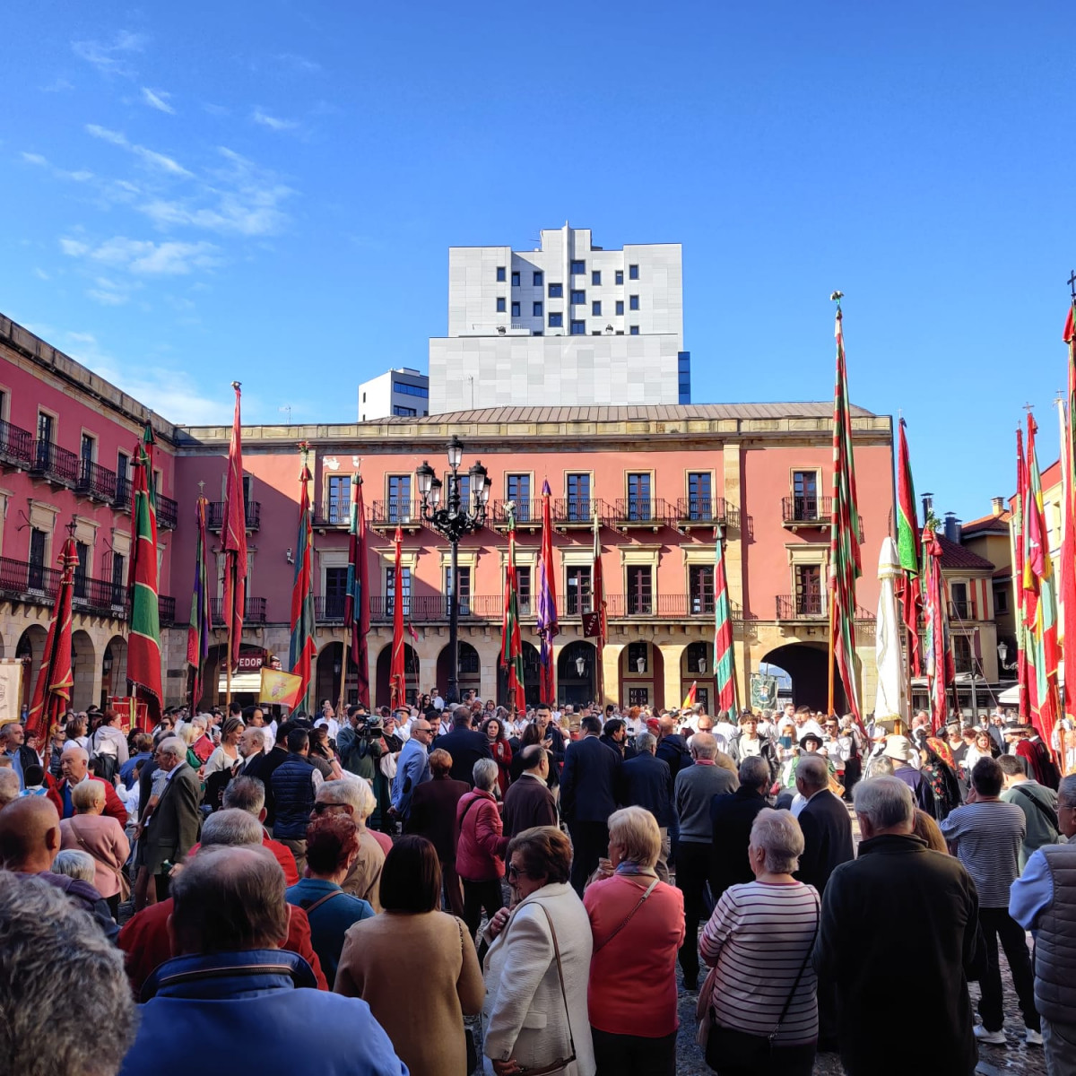 Desfile de pendones casa de leon en asturias gijon 2023 (2)
