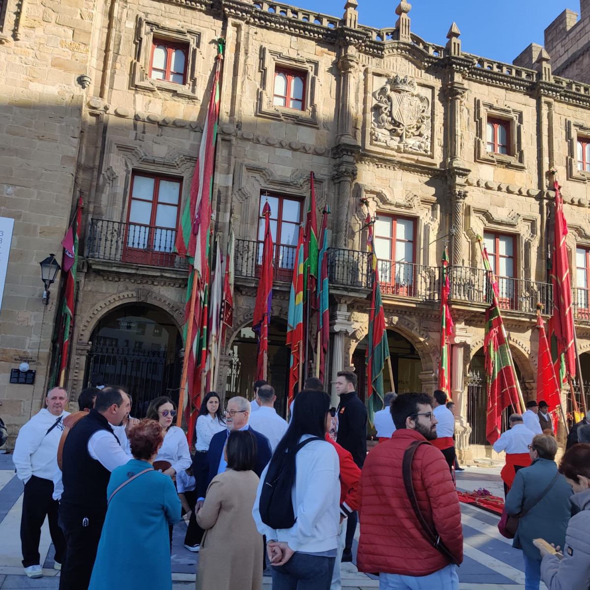 Desfile de pendones casa de leon en asturias gijon 2023 (5)