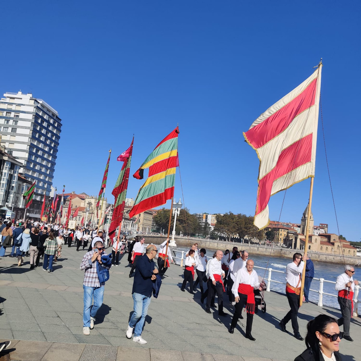 Desfile de pendones casa de leon en asturias gijon 2023 (3)