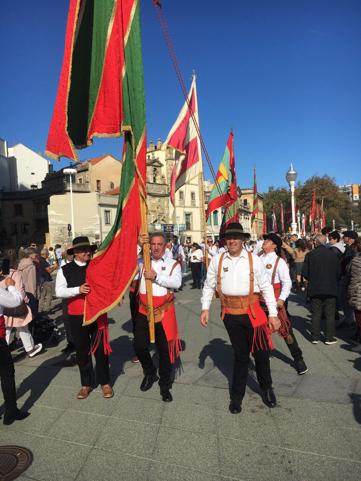 Desfile de pendones casa de leon en asturias gijon 2023 (5)