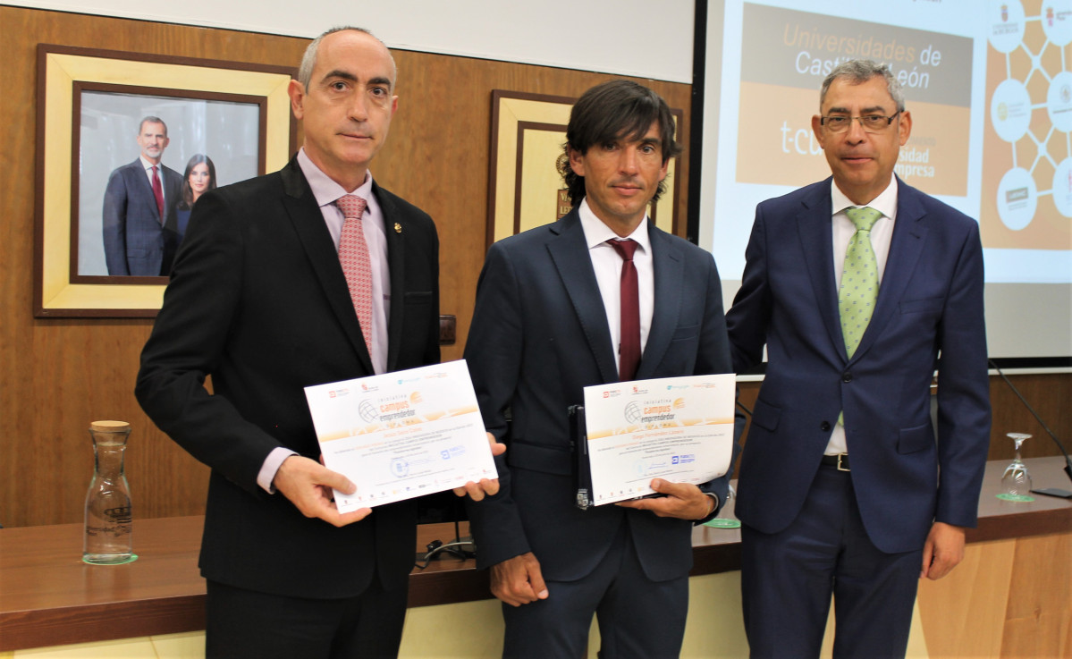 Foto archivo   Jesu00fas Seco Calvo, de la ULE, y Diego Fernu00e1ndez de la UVA   2u00ba Premio Categoru00eda Idea Innovadora 2022